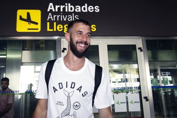 Jankovic, ayer a su llegada al aeropuerto de Manises. :: irene marsilla