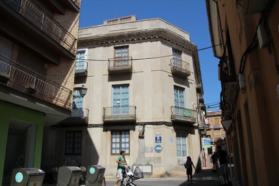 La casa del carrer Sant Josep albergará, tras la rehabilitación que comenzará el próximo mes, la biblioteca municipal y otras dependencias culturales. :: R. González