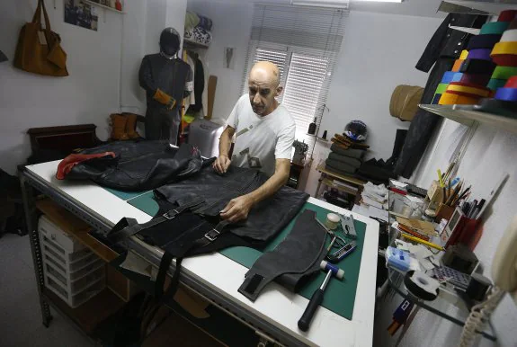 Ximo trabaja en uno de sus trajes hechos a medida. :: jesús signes