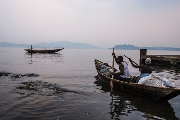 Unos pescadores locales surcan las aguas del Kivu. :: Eduardo Soteras/afp