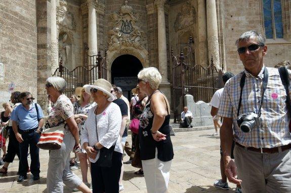 Turistas extranjeros en el centro de Valencia, junto a la Catedral. :: irene marsilla