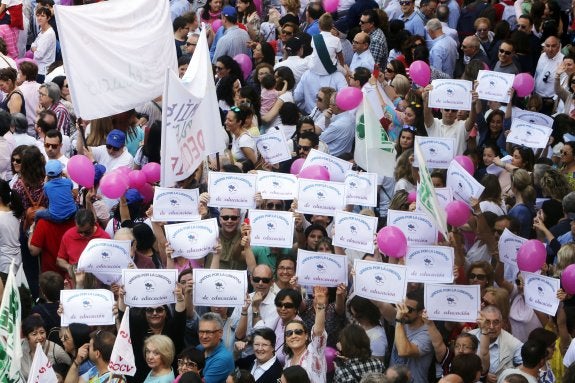 Asistentes a la protesta organizada en la plaza de la Virgen de Valencia contra la reducción de aulas concertadas. 