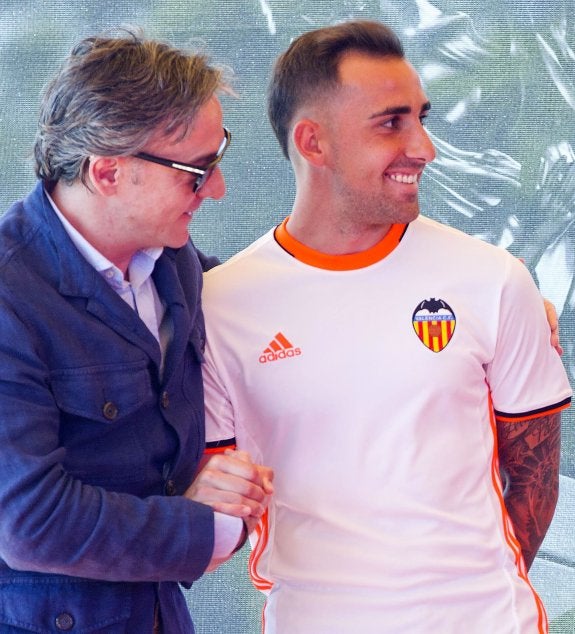 García Pitarch y Alcácer, en la presentación de las camiseta de esta temporada. :: damián torres