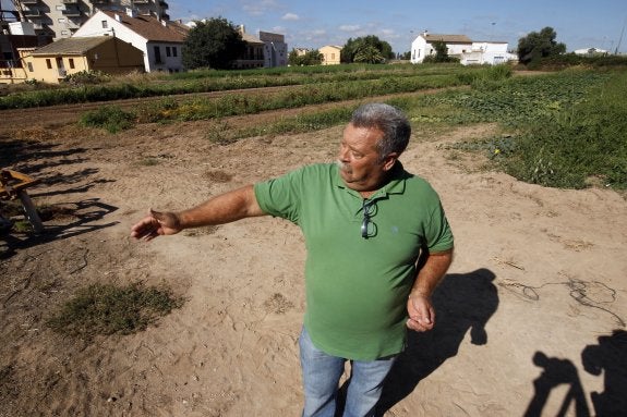 Un vecino de Beniferri señala el lugar donde se encontraba cuando intentaron atracarle. 