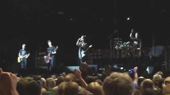 El cantante de Pearl Jam tira a un hombre que estaba agrediendo a una mujer
