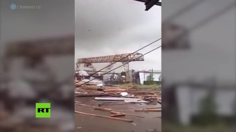 Un potente tornado derriba una grúa en Rusia