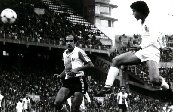 Solsona, durante el partido ante el Hércules en Mestalla en la temporada 80-81. :: j. penalba 