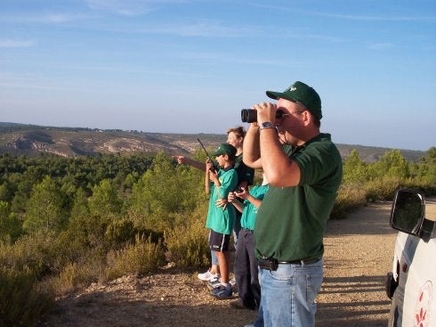 Voluntarios vigilan el monte. :: lp