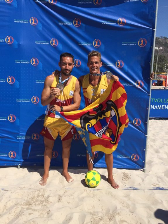 Antolinos y López posan con la medalla de bronce. :: LUD