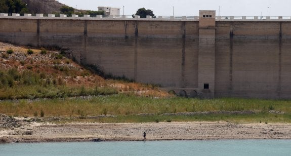 Un pantano bajo mínimos en la Vila Joiosa atestigua la falta de lluvias que sufre la Comunitat. :: efe