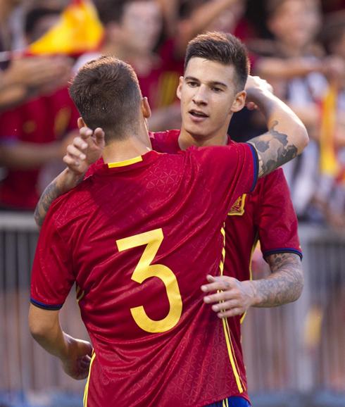 Santi Mina celebra uno de sus goles con España ante San Marino, el lunes en Castellón.