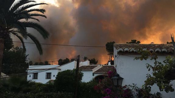 El incendio, muy cerca de unos chalets en Xàbia.