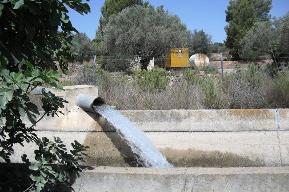  Un pozo 'de sequía', alimentado con un grupo electrógeno a gasóleo, vierte su caudal en el cauce, ahora casi vacío, del canal de Benagéber. El bombeo está en el término de Llíria y el agua se destina a Bétera y Pobla de Vallbona. :: V. Lladró