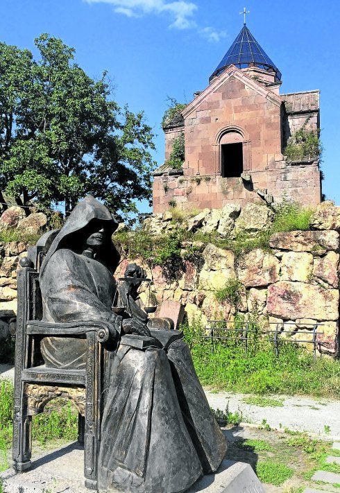 Monasterio de Goshavank con la estatua de Gosh, su fundador. 