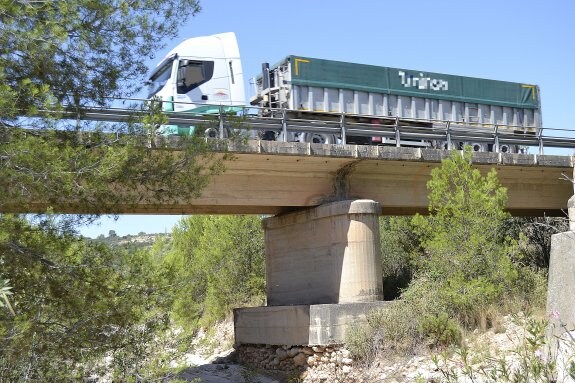 Un camión pasa sobre un puente cuya base está deteriorada. :: lp