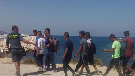 La Guardia Civil se hace cargo de más de un centenar de inmigrantes llegados a Tabarca.