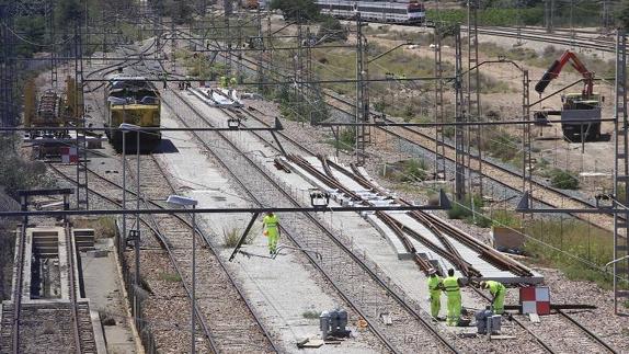 Obras de instalación del tercer carril en la estación de Sagunto. 