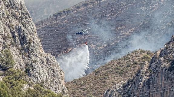Helicóptero trabajando en la zona de Bolulla.