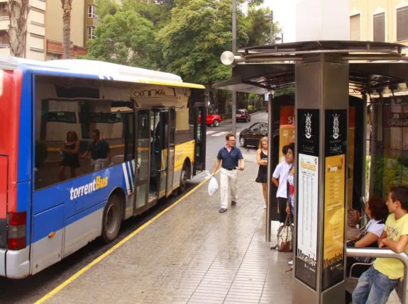 Un autobús del servicio público de transporte, en la avenida Al Vedat. :: LP
