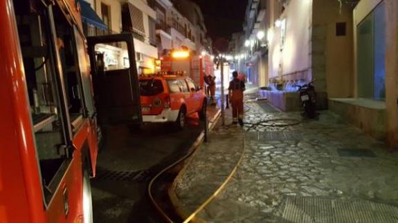 Actuación de los bomberos para apagar el fuego. 