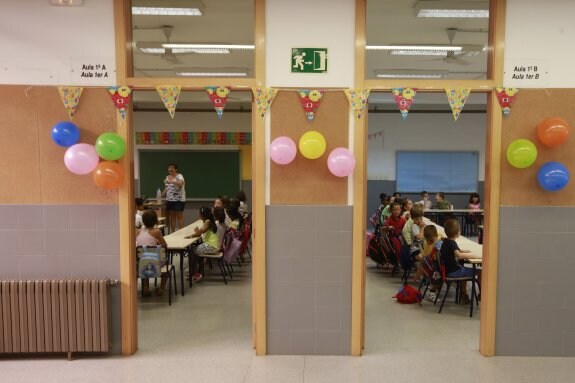 Alumnos de Primaria durante el primer día de clase. :: manuel molines