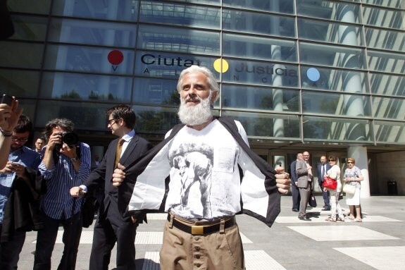 Marcos Benavent, exgerente de Imelsa, en la puerta de la Ciudad de la Justicia. :: irene marsilla