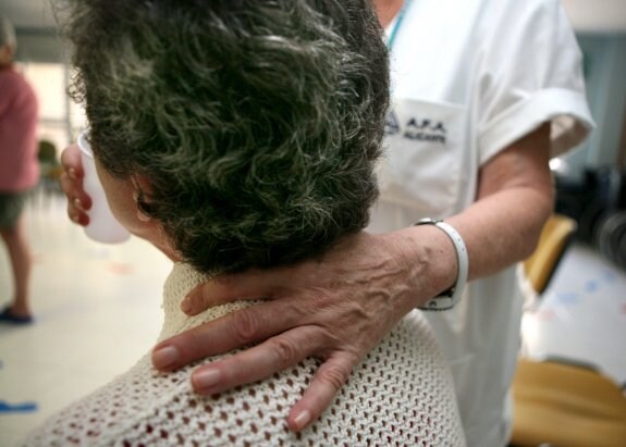 Una enfermera con una persona mayor en una residencia de Alicante. :: ESTHER NAVAL