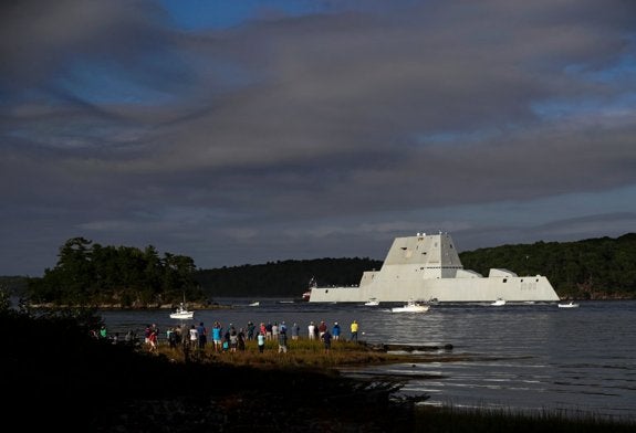 El 'USS Zumwalt' navega por el río Kennebec hacia aguas abiertas tras su botadura. 