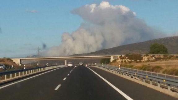 Incendio forestal declarado en el término de Benasau (El Comtat).