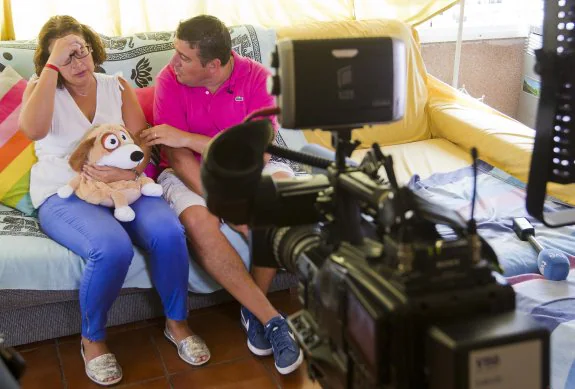 Los padres preadoptivos de Joan, ante una cámara en casa de unos familiares en Cullera. :: damián torresç
