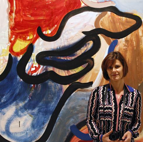 Liliane Tomasko, ante una de las obras de la exposición en Valencia.