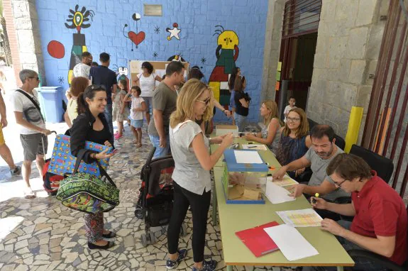 Padres de Alicante durante la votación del jueves. :: matías segarra