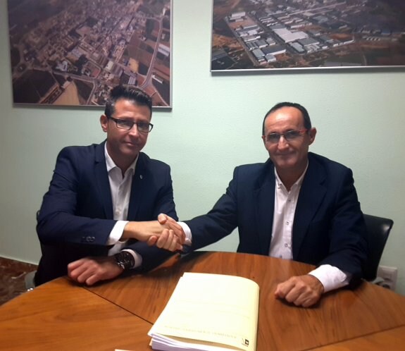 El alcalde de Almussafes y el diputado provincial firman la adhesión a la red de la Diputación. LP