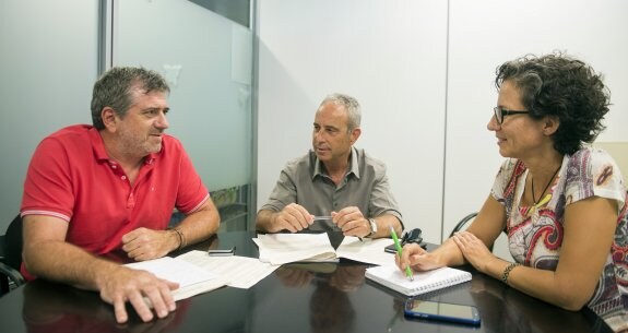 El diputado Josep Bort con los directores generales Antoni Marzo y Delia Álvarez.  Abulaila