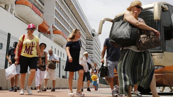 Pasajeros de un crucero, desembarcando en la actual terminal del puerto de Valencia.