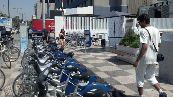 Dos paradas de servicio público de alquiler de bicicletas, Valenbisi y Mibisi (al fondo), en Valencia.