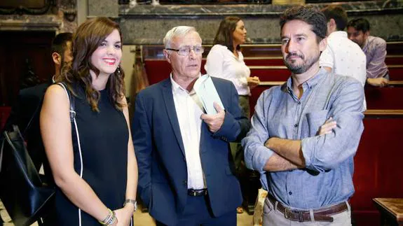 El alcalde de Valencia, Joan Ribó (c), junto los tenientes de alcalde Sandra Gómez (PSPV-PSOE) y Jordi Péris (València en Comú) durante el debate del estado de la ciudad que celebra el Ayuntamiento de Valencia, el primero en dos décadas con intervención del alcalde y en el que también toman las palabra, además de los grupos municipales, entidades ciudadanas. 