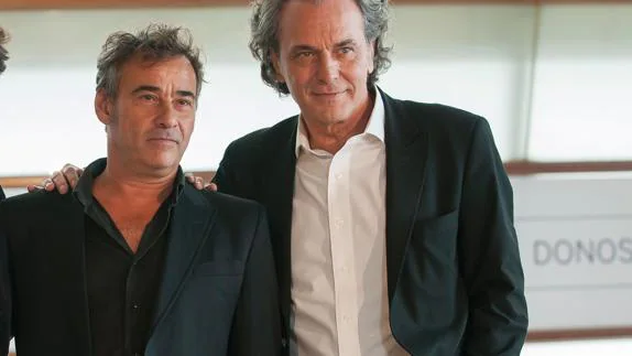 Los actores Eduard Fernández (i) y José Coronado en la 64 edición del Festival Internacional de Cine de San Sebastián.