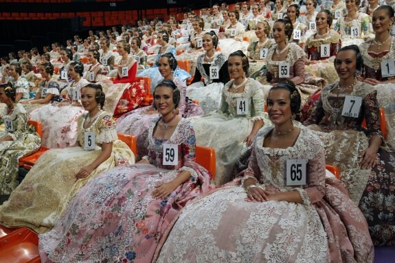 Candidatas a cortes,en el ensayo de la Fonteta. :: irene marsilla