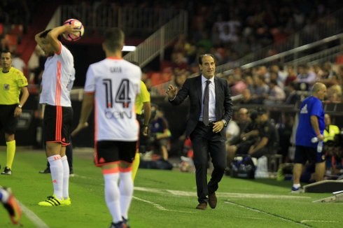 Voro da indicaciones desde el área técnica durante el partido contra el Alavés. :: manuel molines