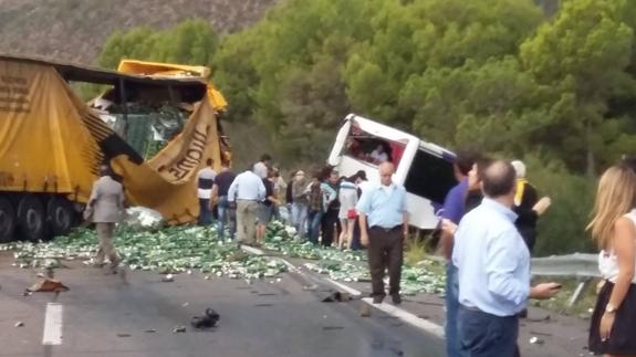 Momento en el que los heridos salen del autobús