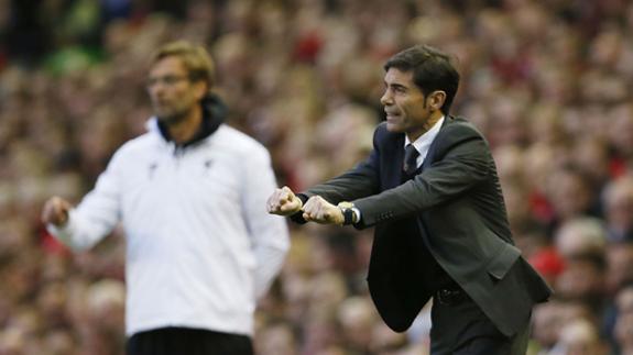 Marcelino, junto a Klopp, en el Liverpool-Villarreal de Europa League.