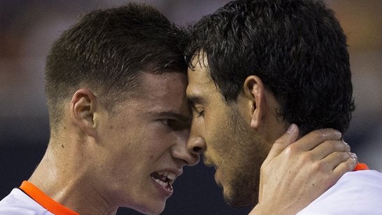 Santi Mina motiva a Parejo en el partido ante el Alavés.