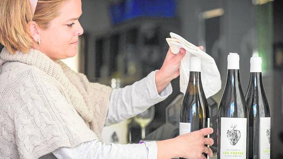 La empresaria de Dénia Mara Bañó da los últimos toques a las botellas del vino 'Les Freses'. 