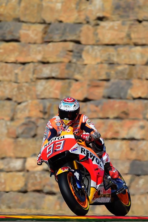 El piloto de Repsol Marc Márquez, durante la jornada de entrenamientos en Alcañiz. :: josé jordán / afp