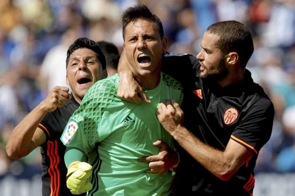 El Valencia CF vence y prosigue su escalada