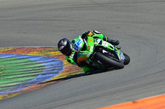 Elena Rosell traza una curva en el Circuit Ricardo Tormo. :: lp