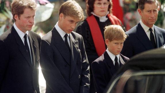 Earl Spencer, los príncipes Guillermo y Enrique y el príncipe Carlos, ante el féretro de Lady Di en su funeral, en 1997.