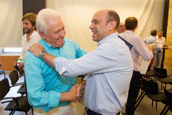 El presidente de Coepa, Francisco Gómez, y el alcalde de Alicante, Gabriel Echávarri, el pasado mes de agosto . :: ALEX DOMINGUEZ