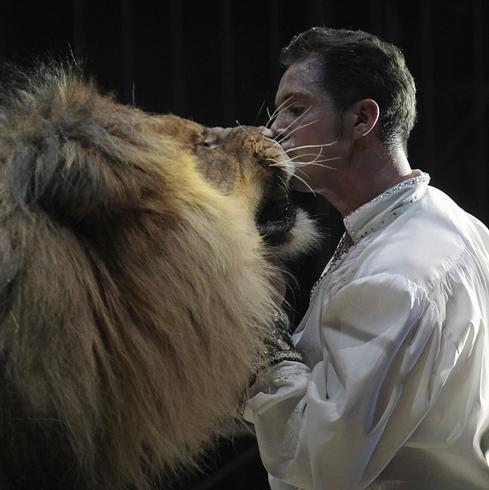 Un domador con un león en el circo.